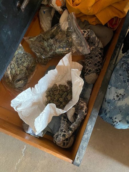 Сотрудники полиции при обыске жилища жителя Феодосии обнаружили марихуану в комоде